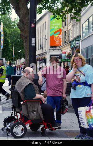 Cardiff, Galles, 30 luglio 2021: Le persone tornano nella città di Cardiff, in Galles, dopo essere state schiave godendo della libertà di shopping nel centro della città Foto Stock