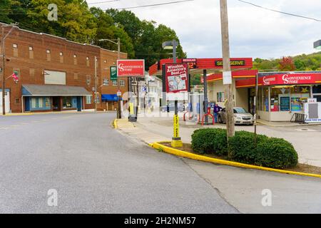 Glen Rock, Pennsylvania, USA - 17 ottobre 2021: L'area centrale della storica Gen Rock comprende un mix di edifici commerciali e residenziali. Foto Stock