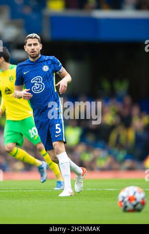 Londra, Regno Unito. 23 ottobre 2021. Jorginho di Chelsea durante la partita della Premier League tra Chelsea e Norwich City a Stamford Bridge, Londra, Inghilterra, il 23 ottobre 2021. Foto di Salvio Calabrese. Solo per uso editoriale, licenza richiesta per uso commerciale. Nessun utilizzo nelle scommesse, nei giochi o nelle pubblicazioni di un singolo club/campionato/giocatore. Credit: UK Sports Pics Ltd/Alamy Live News Foto Stock