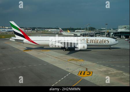 09.10.2021, Singapore, Repubblica di Singapore, Asia - Emirates Airline Boeing 777-300 ER passeggero jet con registrazione A6-EGH all'Aeroporto di Changi. Foto Stock
