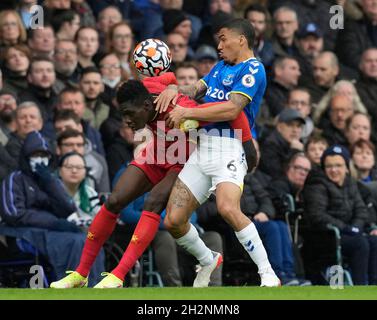 Liverpool, Inghilterra, 23 ottobre 2021. Ismaila Sarr di Watford sfidato da Allan di Everton durante la partita della Premier League al Goodison Park di Liverpool. Il credito d'immagine dovrebbe leggere: Andrew Yates / Sportimage Foto Stock