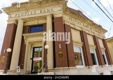 Glen Rock, Pennsylvania, USA - 17 ottobre 2021: Il Peoples Bank Building nel centro storico di Gen Rock. Foto Stock