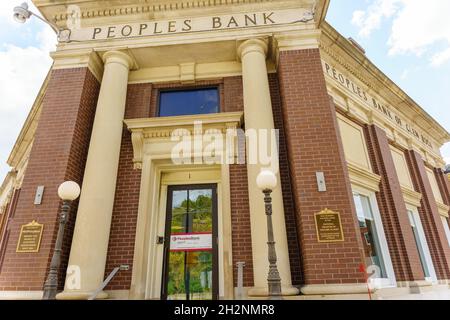 Glen Rock, Pennsylvania, USA - 17 ottobre 2021: Il Peoples Bank Building nel centro storico di Gen Rock. Foto Stock