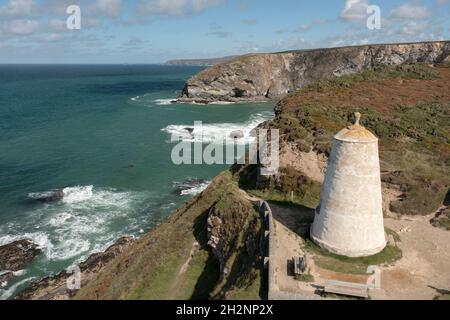 Veduta aerea del vecchio faro conosciuto come il 'pepperpot' a Portreath, Cornovaglia, Regno Unito Foto Stock