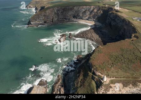 Vista aerea della costa nord della cornovaglia da Portreath, Cornovaglia, Regno Unito con il 'Pepperpot' in primo piano Foto Stock