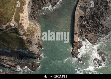 Vista aerea della spiaggia e dell'ingresso del porto a Portreath, Cornovaglia, Regno Unito Foto Stock