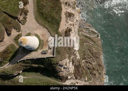 Veduta aerea del vecchio faro conosciuto come il 'pepperpot' a Portreath, Cornovaglia, Regno Unito Foto Stock