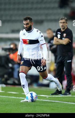 Mohamed Fares di Genova il CFC controlla la palla durante la Serie A match tra Torino FC e Genova CFC allo Stadio Olimpico il 22 ottobre 2021 a Torino. Foto Stock