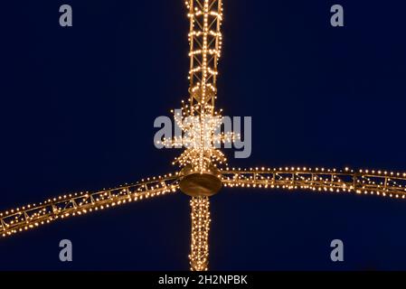 Primo piano del tradizionale arco di Natale a Königsallee, Düsseldorf in Germania. Foto Stock