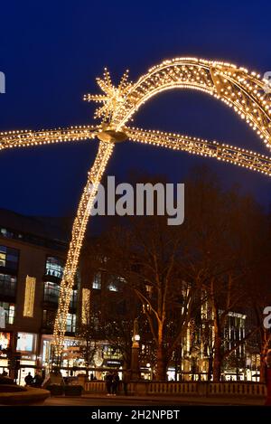 Il viale dello shopping Königsallee si trova nel centro di Düsseldorf, in Germania, con una splendida illuminazione natalizia. Foto Stock