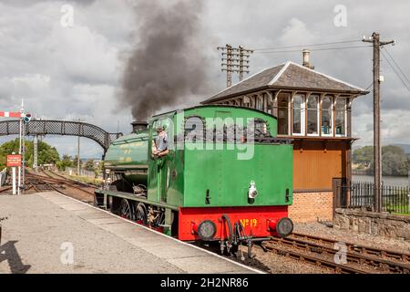 La NCB n° 19 attende alla stazione Boness sulla ferrovia Boness e Kinneil Foto Stock