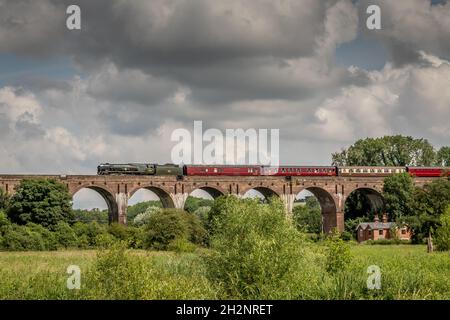 BR 'MN' Class 4-6-2 No. 35018 'British India Line' attraversa il viadotto Hurstbourne Priors, Hampshire Foto Stock