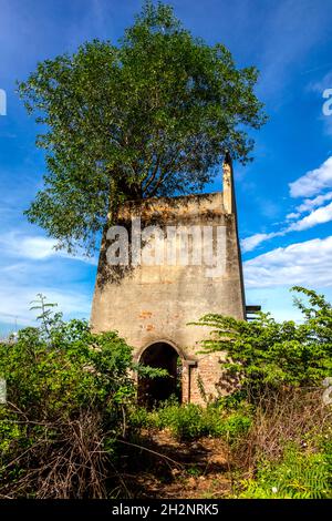 CAM Kim un'isola al largo di Hoi An si trova una fonderia chiusa di mattoni che è ora un'attrazione turistica sull'isola. Foto Stock