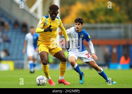 Tom DELE-Bashiru di Reading (a sinistra) e John Buckley di Blackburn Rovers combattono per la palla durante la partita del campionato Sky Bet a Ewood Park, Blackburn. Data foto: Sabato 23 ottobre 2021. Foto Stock