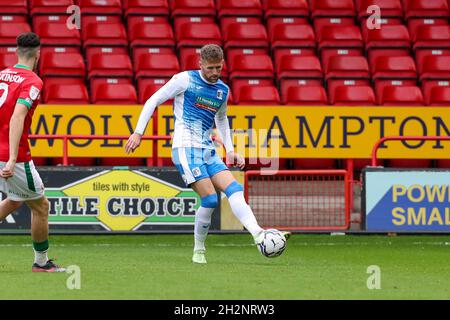 WALSALL, REGNO UNITO. 23 OTTOBRE Patrick Brough di Barrow durante la prima metà della partita della Sky Bet League 2 tra Walsall e Barrow allo stadio Banks' Stadium di Walsall sabato 23 ottobre 2021. (Credit: John Cripps | MI News) Credit: MI News & Sport /Alamy Live News Foto Stock