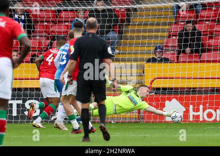 WALSALL, REGNO UNITO. IL 23 OTTOBRE il custode del Barrow Paul Farman durante la prima metà della partita della Sky Bet League 2 tra Walsall e Barrow allo Stadio Banks di Walsall sabato 23 Ottobre 2021. (Credit: John Cripps | MI News) Credit: MI News & Sport /Alamy Live News Foto Stock