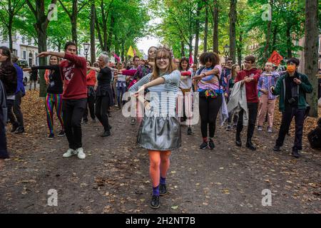 Koekamp. Korte Voorhout. Hofvijver – Lange Vijverberg. Lange Voorhout. L'Aia, Paesi Bassi. Mercoledì 13 ottobre, 2021. Non preoccuparti per il vero c Foto Stock