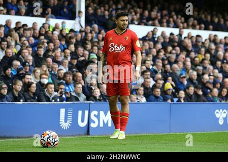 Everton, Regno Unito. 23 ottobre 2021. Ozan Tufan di Watford si prepara a dare un calcio libero. Premier League Match, Everton contro Watford al Goodison Park di Liverpool sabato 23 ottobre 2021. Questa immagine può essere utilizzata solo a scopo editoriale. Solo per uso editoriale, licenza richiesta per uso commerciale. Nessun uso in scommesse, giochi o un singolo club / campionato / giocatori pubblicazioni. pic di Chris Stading/Andrew Orchard sport fotografia/Alamy Live news credito: Andrew Orchard sport fotografia/Alamy Live News Foto Stock