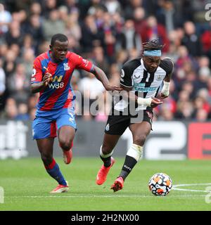 Londra, Regno Unito. 23 ottobre 2021. Allan Saint-Maximin di Newcastle Utd è sfidato da Tyrick Mitchell di Crystal Palace durante la partita della Premier League tra Crystal Palace e Newcastle United a Selhurst Park, Londra, Inghilterra il 23 ottobre 2021. Foto di Ken Sparks. Solo per uso editoriale, licenza richiesta per uso commerciale. Nessun utilizzo nelle scommesse, nei giochi o nelle pubblicazioni di un singolo club/campionato/giocatore. Credit: UK Sports Pics Ltd/Alamy Live News Foto Stock