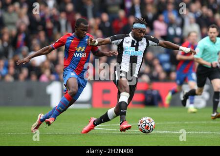 Londra, Regno Unito. 23 ottobre 2021. Allan Saint-Maximin di Newcastle Utd è sfidato da Tyrick Mitchell di Crystal Palace durante la partita della Premier League tra Crystal Palace e Newcastle United a Selhurst Park, Londra, Inghilterra il 23 ottobre 2021. Foto di Ken Sparks. Solo per uso editoriale, licenza richiesta per uso commerciale. Nessun utilizzo nelle scommesse, nei giochi o nelle pubblicazioni di un singolo club/campionato/giocatore. Credit: UK Sports Pics Ltd/Alamy Live News Foto Stock