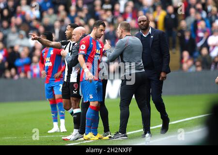 LONDRA, REGNO UNITO. 23 OTTOBRE Una guerra di parole tra Luka Milivojevic di Crystal Palace e Graeme Jones custode manager di Newcastle United durante la partita della Premier League tra Crystal Palace e Newcastle United a Selhurst Park, Londra sabato 23 ottobre 2021. (Credit: Tom West | MI News) Credit: MI News & Sport /Alamy Live News Foto Stock