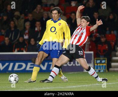 SANTI V ARSENALE 29-12-03 ROBERT PIRES OTTIENE IL MEGLIO DI CHRIS BAIRD PIC MIKE WALKER, 2003 Foto Stock