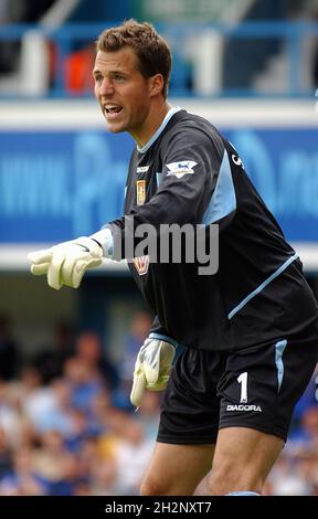 PORTSMOUTH V VILLA THOMAS SORENSEN PIC MIKE WALKER, 2003 Foto Stock