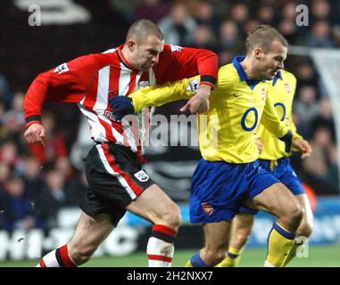 SANTI V ARSENALE 29-12-03 DANNY HIGGINBOTTOM GROVIGLI CON FREDDIE LJUNGBERG PIC MIKE WALKER,2003 Foto Stock