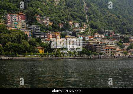 Como, Italia - 15 giugno 2017: Vista di edifici tradizionali e colorati sul lago di Como Foto Stock