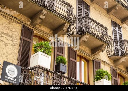 Como, Italia - 14 giugno 2017: Vista del tradizionale vecchio edificio nel centro di Como Foto Stock