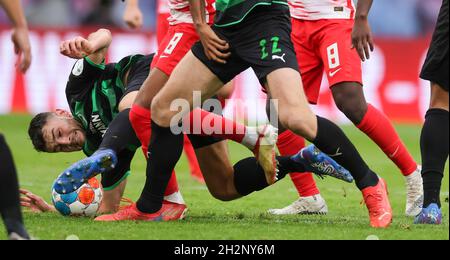 23 ottobre 2021, Sassonia, Lipsia: Calcio: Bundesliga, giorno 9: RB Leipzig - SpVgg Greuther Fürth alla Red Bull Arena. I giocatori di Fürth Maximilian Bauer (a terra), Sebastian Griesbeck (22) lottano per la palla con Christopher Nkunku di Lipsia (2° da sinistra) e Amadou Haidara (r). Foto: Jan Woitas/dpa-Zentralbild/dpa - NOTA IMPORTANTE: In conformità con le norme della DFL Deutsche Fußball Liga e/o della DFB Deutscher Fußball-Bund, è vietato utilizzare o utilizzare fotografie scattate nello stadio e/o della partita sotto forma di foto di sequenza e/o video-come phot Foto Stock