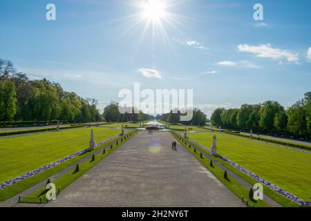 Vista est-ovest dalla scala del palazzo verso il giardino parterre con fontana del Nymphenburg Palace Park Foto Stock