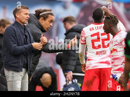 23 ottobre 2021, Sassonia, Lipsia: Calcio: Bundesliga, giorno 9: RB Leipzig - SpVgg Greuther Fürth alla Red Bull Arena. Il giocatore di Lipsia Yussuf Poulsen (M) dà istruzioni al compagno di squadra Amadou Haidara (r) prima della sua sostituzione. Sulla sinistra, pullman Jesse Marsch. Foto: Jan Woitas/dpa-Zentralbild/dpa - NOTA IMPORTANTE: In conformità con le norme del DFL Deutsche Fußball Liga e/o del DFB Deutscher Fußball-Bund, è vietato utilizzare o utilizzare fotografie scattate nello stadio e/o del match sotto forma di immagini sequenziali e/o di serie fotografiche video-simili. Foto Stock