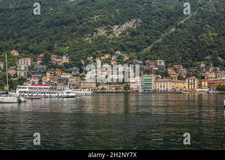 Como, italia - 14 giugno 2017: Vista sul porto di Como e sui tradizionali edifici colorati Foto Stock