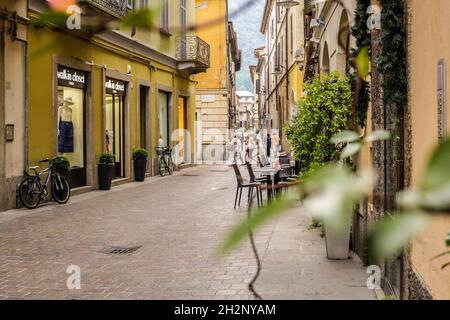 Como, Italia - 14 giugno 2017: Vista delle persone a piedi nel centro della città Foto Stock