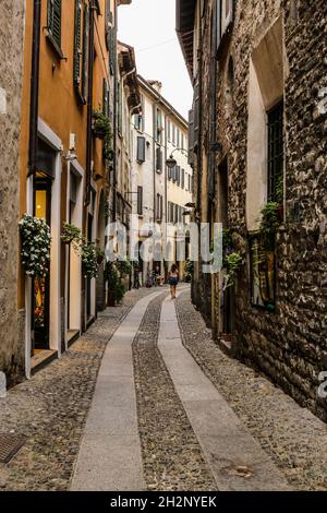 Como, Italia - 14 giugno 2017: Vista di un vicolo stretto nel centro di Como Foto Stock