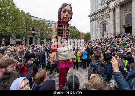 23/10/2021. Londra, Regno Unito. Little Amal, il marionello alto 3.5 metri di una ragazza siriana immigrata di nove anni, attraversa Millennium Bridge. Il burattino gigante ha quasi completato un viaggio di 5,000 miglia attraverso l'Europa, con l'obiettivo di portare l'attenzione dei giovani rifugiati e i viaggi per una vita migliore. Foto di Ray Tang. Foto Stock