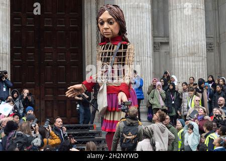 23/10/2021. Londra, Regno Unito. Little Amal, il pupazzo alto 3.5 metri di una ragazza siriana di nove anni è accolto fuori dalla Cattedrale di St Pauls. Il burattino gigante ha quasi completato un viaggio di 5,000 miglia attraverso l'Europa, con l'obiettivo di portare l'attenzione dei giovani rifugiati e i viaggi per una vita migliore. Foto di Ray Tang. Foto Stock