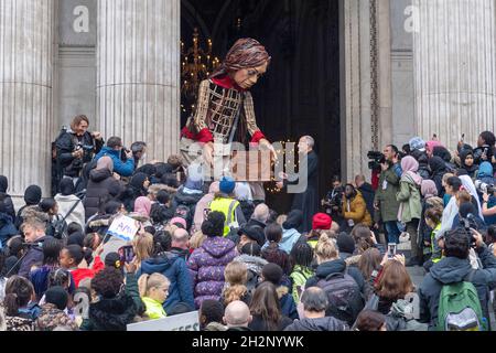 23/10/2021. Londra, Regno Unito. Little Amal, il pupazzo alto 3.5 metri di una ragazza siriana di nove anni è accolto fuori dalla Cattedrale di St Pauls. Il burattino gigante ha quasi completato un viaggio di 5,000 miglia attraverso l'Europa, con l'obiettivo di portare l'attenzione dei giovani rifugiati e i viaggi per una vita migliore. Foto di Ray Tang. Foto Stock