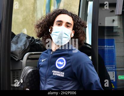 Brighton, Regno Unito. 23 ottobre 2021. Marc Cucurella di Brighton e Hove Albion arriva per la partita della Premier League tra Brighton & Hove Albion e Manchester City all'Amex il 23 ottobre 2021 a Brighton, Inghilterra. (Foto di Jeff Mood/phcimages.com) Credit: PHC Images/Alamy Live News Foto Stock