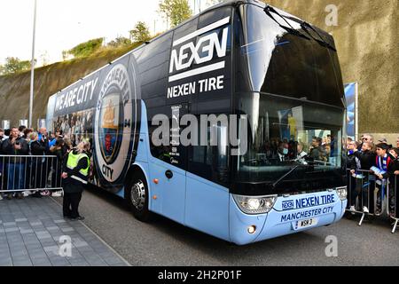 Brighton, Regno Unito. 23 ottobre 2021. Il pullman Man City arriva all'Amex pronto per la partita della Premier League tra Brighton & Hove Albion e Manchester City all'Amex il 23 ottobre 2021 a Brighton, Inghilterra. (Foto di Jeff Mood/phcimages.com) Credit: PHC Images/Alamy Live News Foto Stock