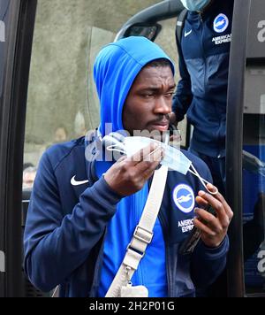 Brighton, Regno Unito. 23 ottobre 2021. Enock Mwepu di Brighton e Hove Albion arriva per la partita della Premier League tra Brighton & Hove Albion e Manchester City all'Amex il 23 ottobre 2021 a Brighton, Inghilterra. (Foto di Jeff Mood/phcimages.com) Credit: PHC Images/Alamy Live News Foto Stock