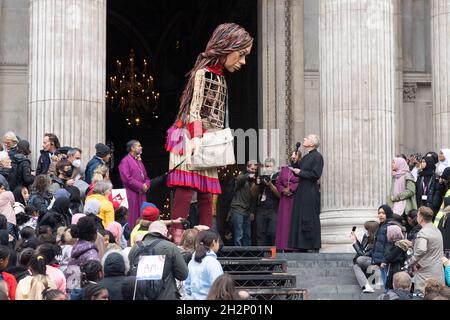 23/10/2021. Londra, Regno Unito. Little Amal, il pupazzo alto 3.5 metri di una ragazza siriana di nove anni è accolto fuori dalla Cattedrale di St Pauls. Il burattino gigante ha quasi completato un viaggio di 5,000 miglia attraverso l'Europa, con l'obiettivo di portare l'attenzione dei giovani rifugiati e i viaggi per una vita migliore. Foto di Ray Tang. Foto Stock