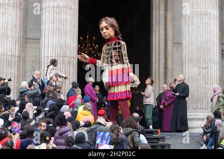 23/10/2021. Londra, Regno Unito. Little Amal, il pupazzo alto 3.5 metri di una ragazza siriana di nove anni è accolto fuori dalla Cattedrale di St Pauls. Il burattino gigante ha quasi completato un viaggio di 5,000 miglia attraverso l'Europa, con l'obiettivo di portare l'attenzione dei giovani rifugiati e i viaggi per una vita migliore. Foto di Ray Tang. Foto Stock