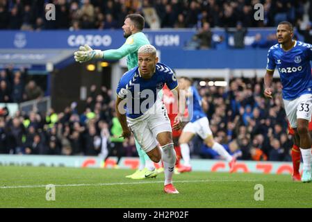 Everton, Regno Unito. 23 ottobre 2021. Richarlison di Everton festeggia dopo aver segnato la sua squadra 2° gol. Premier League Match, Everton contro Watford al Goodison Park di Liverpool sabato 23 ottobre 2021. Questa immagine può essere utilizzata solo a scopo editoriale. Solo per uso editoriale, licenza richiesta per uso commerciale. Nessun uso in scommesse, giochi o un singolo club / campionato / giocatori pubblicazioni. pic di Chris Stading/Andrew Orchard sport fotografia/Alamy Live news credito: Andrew Orchard sport fotografia/Alamy Live News Foto Stock