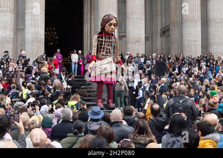 23/10/2021. Londra, Regno Unito. Little Amal, il pupazzo alto 3.5 metri di una ragazza siriana di nove anni è accolto fuori dalla Cattedrale di St Pauls. Il burattino gigante ha quasi completato un viaggio di 5,000 miglia attraverso l'Europa, con l'obiettivo di portare l'attenzione dei giovani rifugiati e i viaggi per una vita migliore. Foto di Ray Tang. Foto Stock