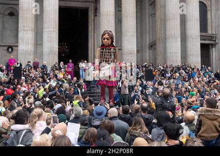 23/10/2021. Londra, Regno Unito. Little Amal, il pupazzo alto 3.5 metri di una ragazza siriana di nove anni è accolto fuori dalla Cattedrale di St Pauls. Il burattino gigante ha quasi completato un viaggio di 5,000 miglia attraverso l'Europa, con l'obiettivo di portare l'attenzione dei giovani rifugiati e i viaggi per una vita migliore. Foto di Ray Tang. Foto Stock