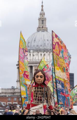 23/10/2021. Londra, Regno Unito. Little Amal, il marionello alto 3.5 metri di una ragazza siriana immigrata di nove anni, attraversa Millennium Bridge. Il burattino gigante ha quasi completato un viaggio di 5,000 miglia attraverso l'Europa, con l'obiettivo di portare l'attenzione dei giovani rifugiati e i viaggi per una vita migliore. Foto di Ray Tang. Foto Stock