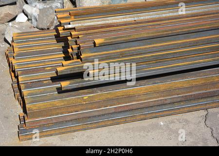 Travi in acciaio antiruggine all'aperto in cantiere. Travi in acciaio per tetti. Foto Stock