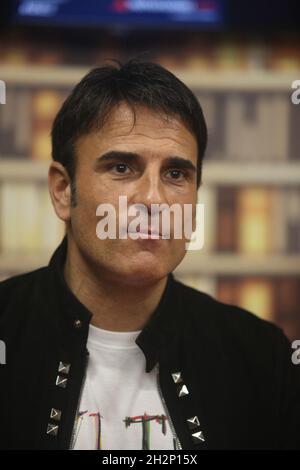 Napoli, Italia. 23 ottobre 2021. SAL da Vinci, cantante partecipa alla presentazione dell'album intitolato Siamo Gocce di Mare. (Foto di Salvatore Esposito/Pacific Press) Credit: Pacific Press Media Production Corp./Alamy Live News Foto Stock